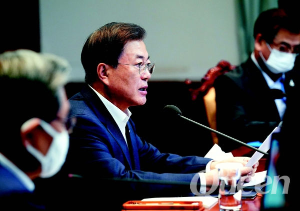 문재인 대통령이 지난 8월 10일 청와대 여민관에서 수석·보좌관회의를 주재하고 있다. 문 대통령은 이날 주택시장이 안정화되고 있다고 말했다. (청와대 제공)
