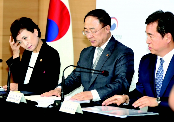 홍남기 경제부총리 등이 지난 8월 4일 서울 종로구 정부서울청사에서 주택공급확대 테스크포스(TF) 회의결과를 브리핑 하고 있다.