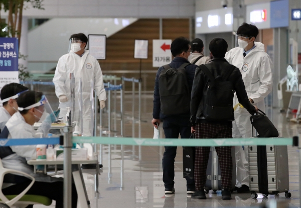 지난해12월 31일 오후 인천국제공항 제2터미널 입국장에서 입국자가 방역 당국의 안내를 받고 있다. 2020.12.31 (사진 뉴스1)
