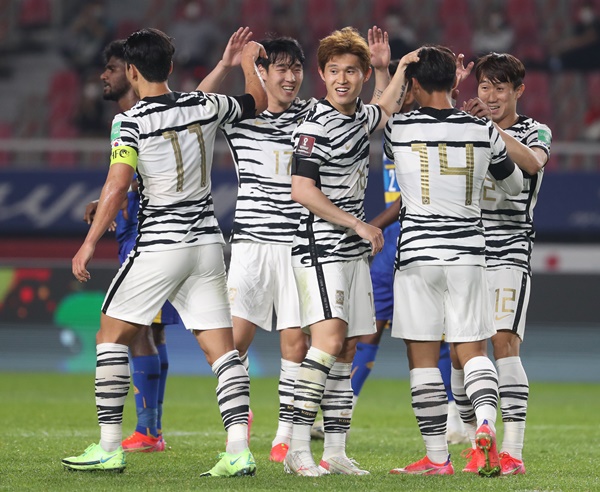 9일 오후 경기 고양시 고양종합운동장에서 열린 2022 국제축구연맹(FIFA) 카타르 월드컵 아시아지역 2차 예선 대한민국과 스리랑카의 경기 후반전에서 정상빈(오른쪽 두번째)이 골을 넣고 동료들과 기뻐하고 있다.