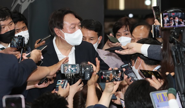 윤석열 전 검찰총장이 9일 서울 중구 남산예장공원 내 독립운동가 우당 이회영 선생 기념관 개관식에서 취재진들의 질문에 답하고 있다.