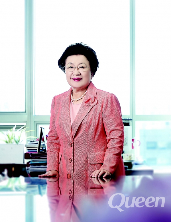 이배용 한국의서원통합보존관리단 이사장(전 이화여대 총장)이 ‘서원’에 이어 ‘전통한지’의 유네스코 문화유산 등재 추진에 나섰다. 이 이사장은 ‘학술 한류 요람’ 서원 중심 대학원대학교 설립도 구상하고 있다. “‘어머니 마음’으로 다가서면 모든 사회갈등이 풀린다”는 이 이사장을 만나 전통한류 문화가 가야 할 길에 관해 들었다.