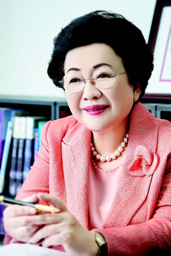 이배용 이사장은 '한지 편지쓰기 범국민운동'을 벌이자고 했다. "한지의 우수성을 입증하는 사례는 한둘이 아니에요. 조선왕실 도서관인 장서각에는 17만 권의왕실도서와 고문서가 있는데 펴보면 그냥 지금 만든 종이 같아요. 외규장각 조선왕조 의궤도 그냥 지금 그린 그림 같지요. 한지는 질기고 찢어지지 않습니다."