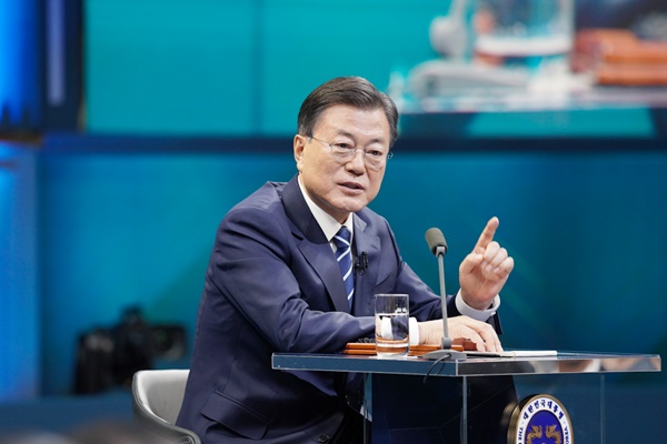 문재인 대통령이 지난 21일 저녁 서울 여의도 KBS에서 열린 2021 국민과의 대화 '일상으로'에서 국민패널의 질문에 답하고 있다. 