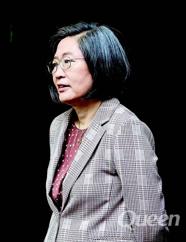 N번방 사태부터 직장 내 성폭행 문제, 제주 중학생 살인 사건까지. 사회적으로 끊이지 않는 여성 대상 범죄가 연일 큰 충격을 주고 있다. 이제는 수많은 여성이 성폭행, 데이트 폭력, 가스라이팅, 이별 살인 등 잠재적 범죄의 두려움에 떨고 있는데…. 여성 대상 범죄자의 심리 특징을 알면 조금이나마 피해를 막을 수 있을까? 최근 '범죄심리 해부노트'를 펴낸 이수정 경기대학교 범죄 심리학과 교수를 만나 이야기를 들어보았다.