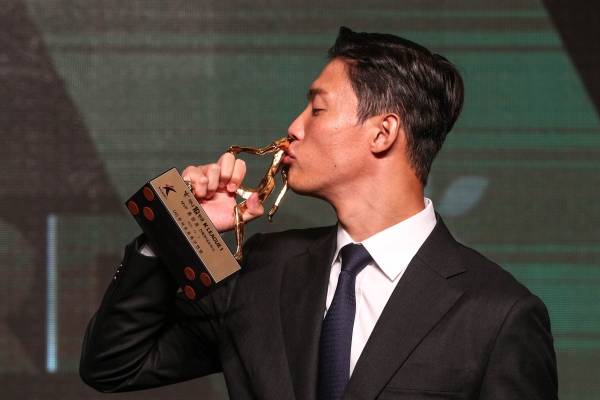 전북 홍정호가 7일 서울 서대문구 스위스그랜드호텔에서 열린 '하나원큐 K리그 2021 대상 시상식'에서 MVP를 수상, 트로피에 입맞춤을 하고 있다. 2021.12.7