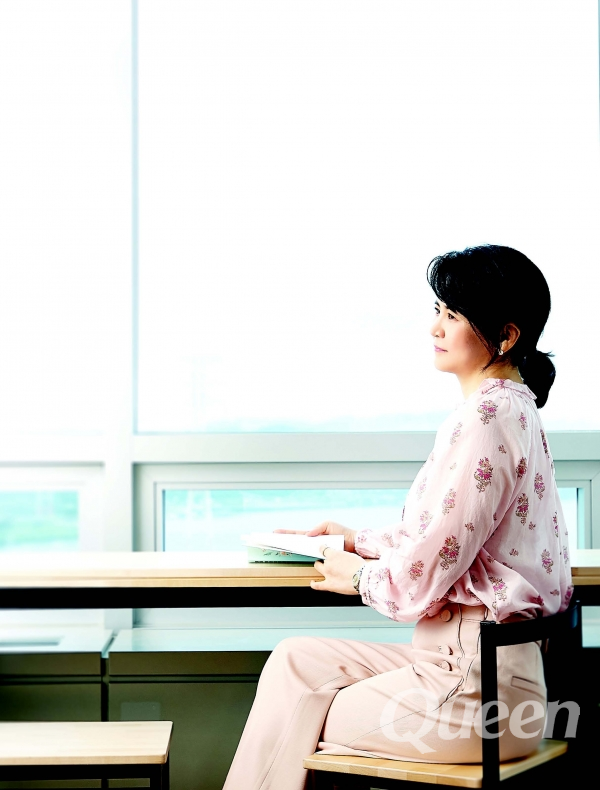 고혜림 작가 "외로움에서 벗어나려고 다른이들에게 매이지 않아도 되니아쉬울 것이 없다. 그냥 혼자있으면 되니까. 일에 더 집중할 수있고 사랑이나 우정 따위에 덜아파해도 된다.상대가 기대에 어긋나거나 변심을해도 덜 섭섭하고 덜 실망스럽다.외로움을 받아들이는 순간인간사 수많은 일이 꽤 깔끔하게정리된다."