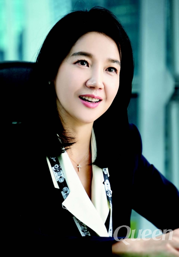 박정숙 사무총장은 이미 사회생활의첫 업무를 한국의 스마트한기술을 세계에 알리는 홍보대사역할로 시작했고 국제 관계를전공해 한류의 가치를 널리 알리고세계백신면역연합의 한국대표로대내외 교섭 능력을 발휘,인정받았다.