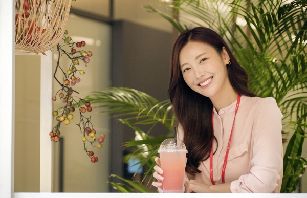 SK텔레콤은 서울시와 함께 지난해 11월 6일부터 올해 3월 20일까지 서울 시내에서 다회용 컵 시범사업 결과 총 44만 5천 개의 다회용 컵이 이용됐으며, 컵 반납률은 1월 말 79%를 기록한 뒤 꾸준하게 70% 후반대를 유지하고 있다고 24일 밝혔다. 사진은 다회용 컵 사용하는 모습. [SK텔레콤 제공]