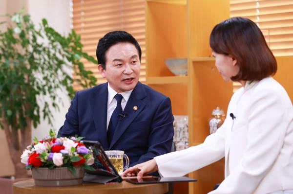 원희룡 국토교통부 장관(왼쪽)이 유튜브를 통해 취임인사와 함께 대담을 하고 있다.  (국토교통부 제공)