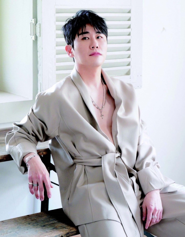 단순히 자신이 좋아하는 아티스트를최고로 만들려는 이기적인 팬심이아닌 선행의 순환, 그 발자국을남기고 있는 팬들이 함께 만들어나갈영탁이라는 우주, 그 광대한우주에서 홀로 빛나는 별이 아닌은하수처럼 반짝이는 별이 되어 함께어우러지는 광경을 바라본다.