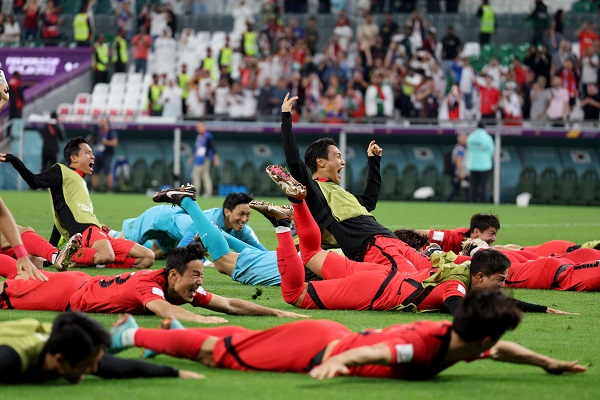 [월드컵] 한국 축구 ‘기적의 16강’ 진출, 2-1 포르투갈에 역전승. 벤투호의 16강 승리에 한국선수들이 기뻐하고 있다.