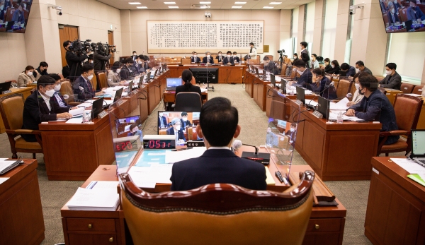 지난달 14일 서울 여의도 국회에서 제400회 국회(정기회) 법제사법위원회 제6차 전체회의가 열리고 있다.
