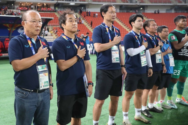 박항서 베트남 U-23 축구대표팀 감독(왼쪽)이 16일 오후(현지시간) 태국 방콕 라자망갈라 스타디움에서 열린 '2020 AFC U-23 챔피언십' 베트남과 북한의 조별리그 3차전 경기에 앞서 베트남 국가를 부르고 있다. 2020.1.17