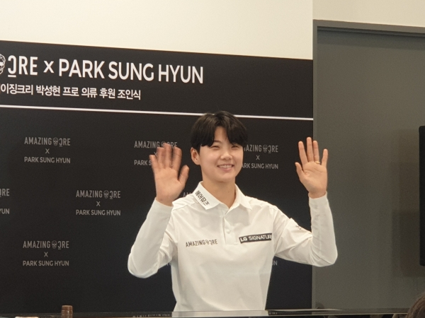 박성현(30·솔레어)이 9일 서울 강남구 어메이징크리 강남도산점에서 열린 의류 후원 조인식에서 사진 촬영을 하고 있다.