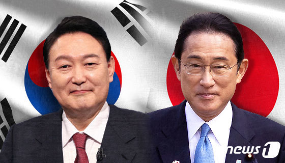 윤석열 대통령(왼쪽)과 기시다 후미오 일본 총리.