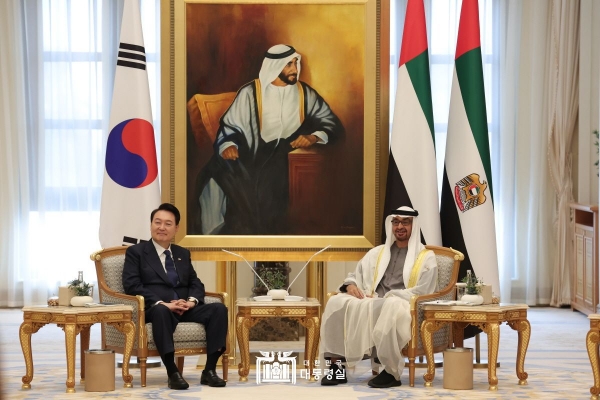 윤석열 대통령과 모하메드 빈 자이드 알 나하얀 아랍에미리트(UAE) 대통령이 15일 오전(현지시간) 아랍에미리트(UAE) 아부다비 카사르 알 와탄에서 확대회담을 하고 있다. (대통령실 홈페이지) 2023.1.15