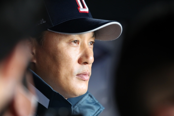 이승엽 두산베어스 감독이 20일 오전 서울 송파구 잠실야구장에서 최강몬스터즈와 두산베어스와의 이벤트 경기에 앞서 인터뷰하고 있다. 2022.11.20