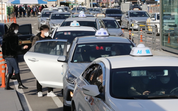 서울시 택시요금 심야할증이 시작된 1일 서울역 택시승강장에서 손님들이 택시를 이용하고 있다. 2022.12.1