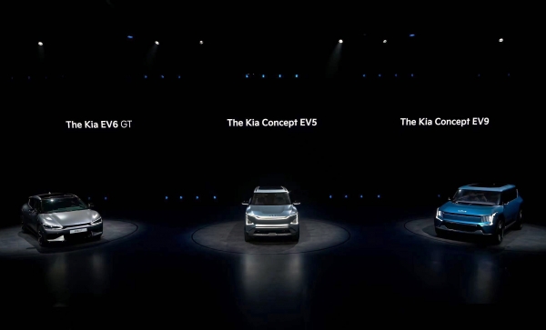 20일 중국 상하이에서 열린 '기아 EV 데이'에 전시된 EV6 GT, 콘셉트 EV5, 콘셉트 EV9.