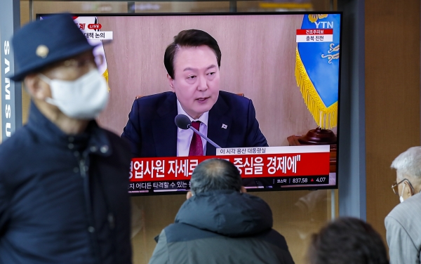 29일 오전 서울역 대합실에서 시민들이 윤석열 대통령이 주재하는 제15차 비상경제민생회의를 생방송으로 시청하고 있다. 2023.3.29