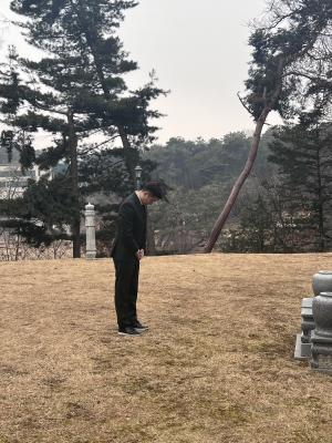 <b>유승민</b> 체육<b>회장</b> 당선인, '멘토' <b>조양호 회장 묘소 참배</b>
