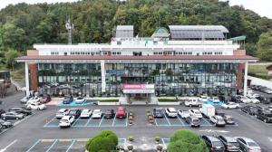 [지자체 이슈] 홍천군, 81개 스마트경로당 시스템을 활용 '보이스피싱 예... - 뉴스 썸네일 이미지