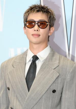 방탄소년단 <b>RM</b>, 10년간 모은 <b>미술품</b> 첫 <b>공개</b>…샌프란시스코 현대미술관...